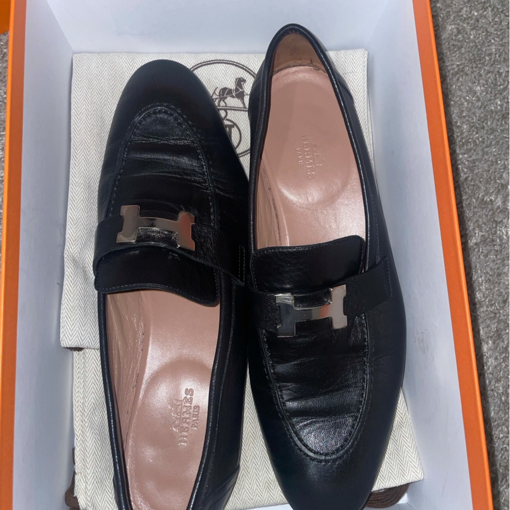 BLACK HERMES WOMEN LOAFERS
BOX & DUSTER BAGS INCLUDED